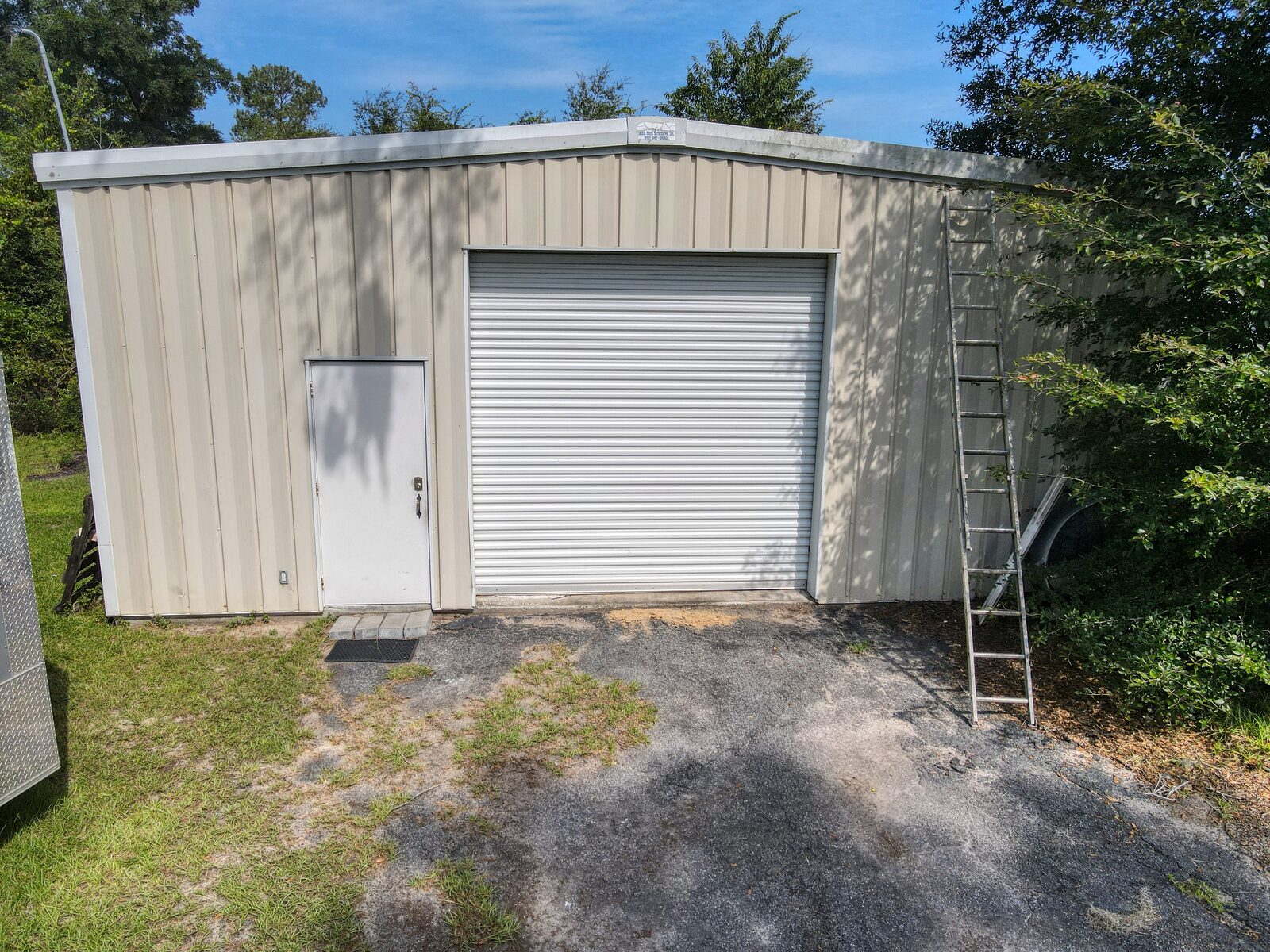 40x30 detached steel workshop with roll-up door on 1.63 acres in Rincon GA