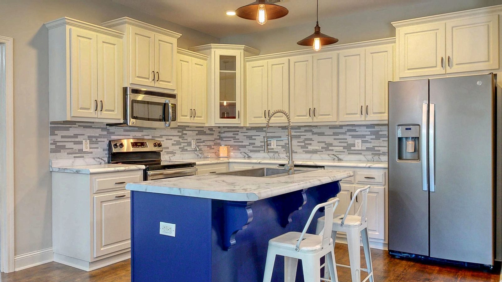 Kitchen with 42-inch cabinets, tile backsplash and island at 505 Trinity Ave, Brooklet