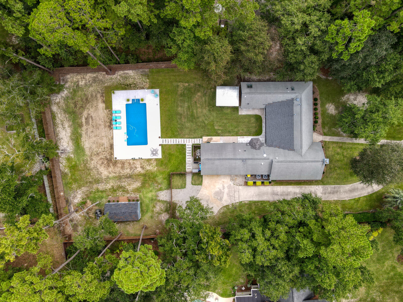 Aerial view of the 0.87-acre lot and pool at 129 Palmetto Drive in Silverwood Plantation
